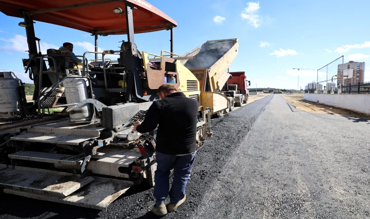 4 SOKAKTA SICAK ASFALT KAPLAMA ÇALIŞMASI YAPILIYOR