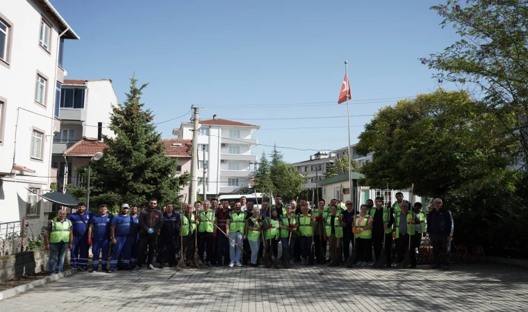 Çevre düşmanlarının kirlettiği parkı çocuklar temizledi!